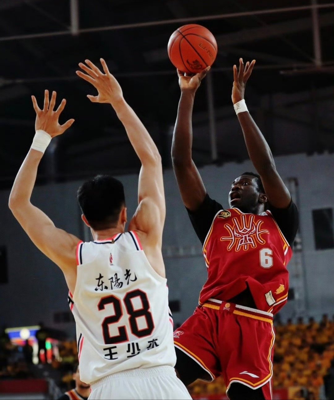 关于赛地聚焦——CBA季后赛加时末段热度飙升，里尔复出首秀，悬念犹存，资深球员宣示担当的信息