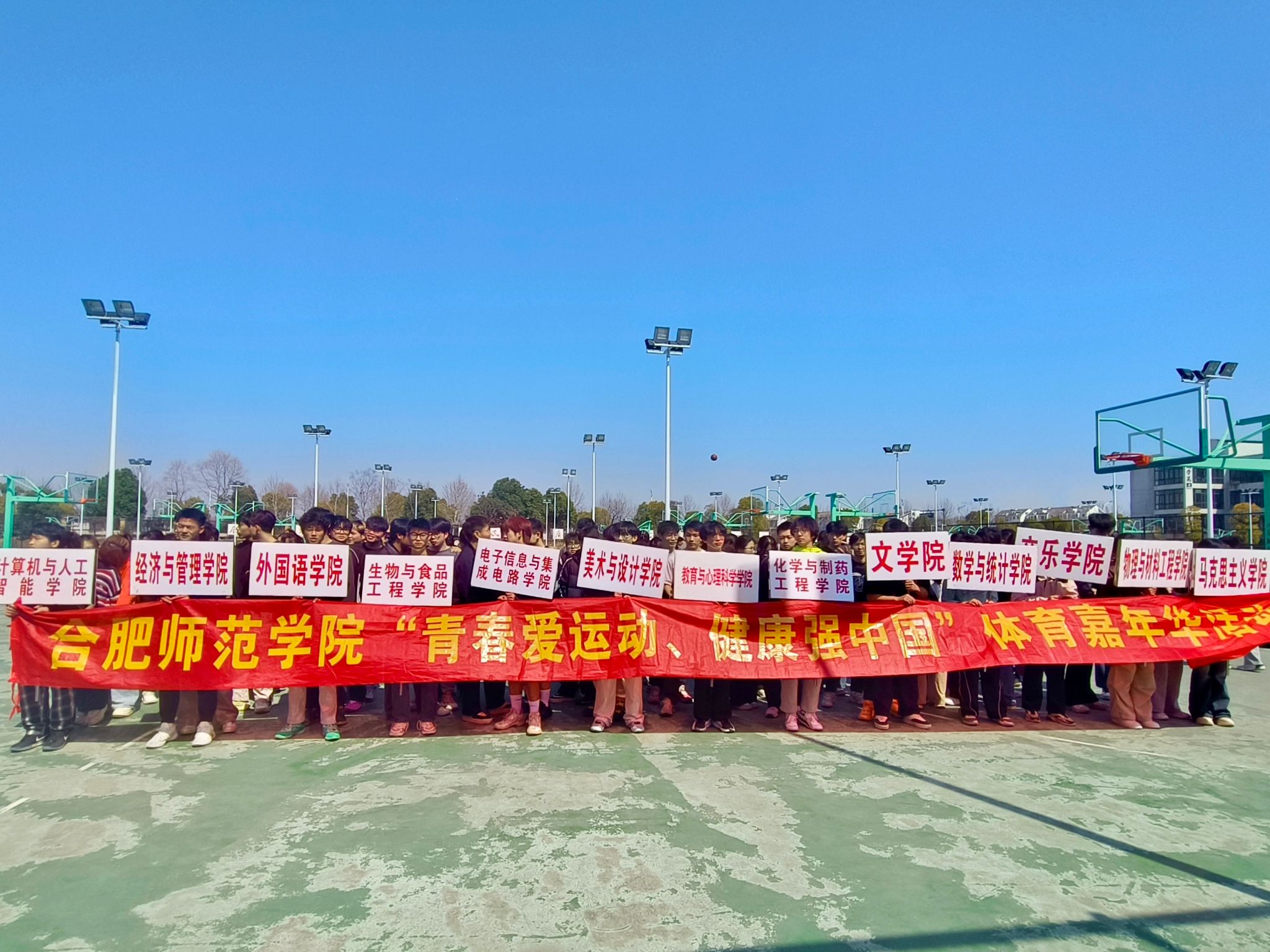 山东男篮迎国王杯关键赛，集结日内部沟通，气氛紧张，团队化学反应显著(王楚钦乒乓球比赛视频)