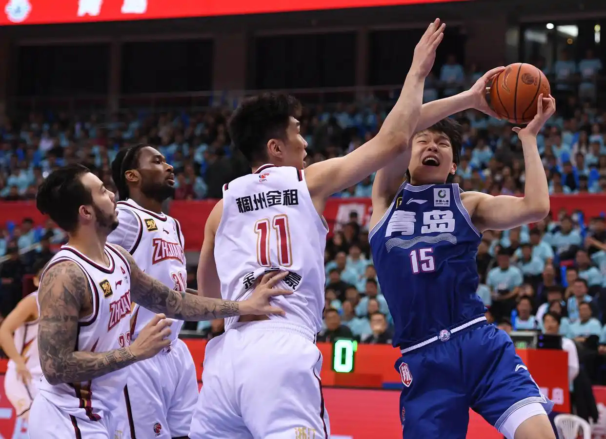 山东男篮迎国王杯关键赛，集结日内部沟通，气氛紧张，团队化学反应显著(王楚钦乒乓球比赛视频)
