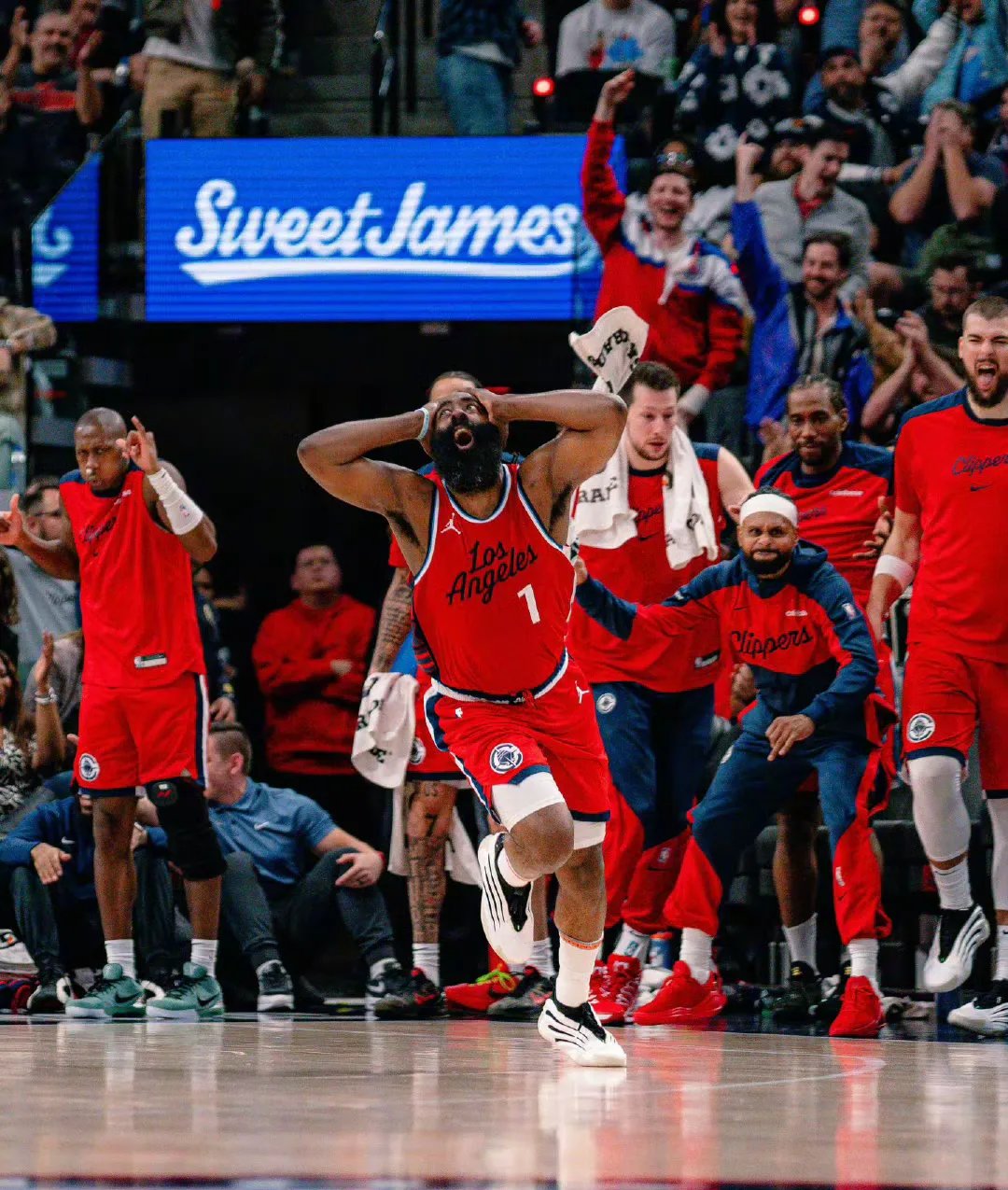 NBA常规赛今晨再迎强敌，皇家社会完成体检，主帅态度：引发热议，团队化学反应显著 