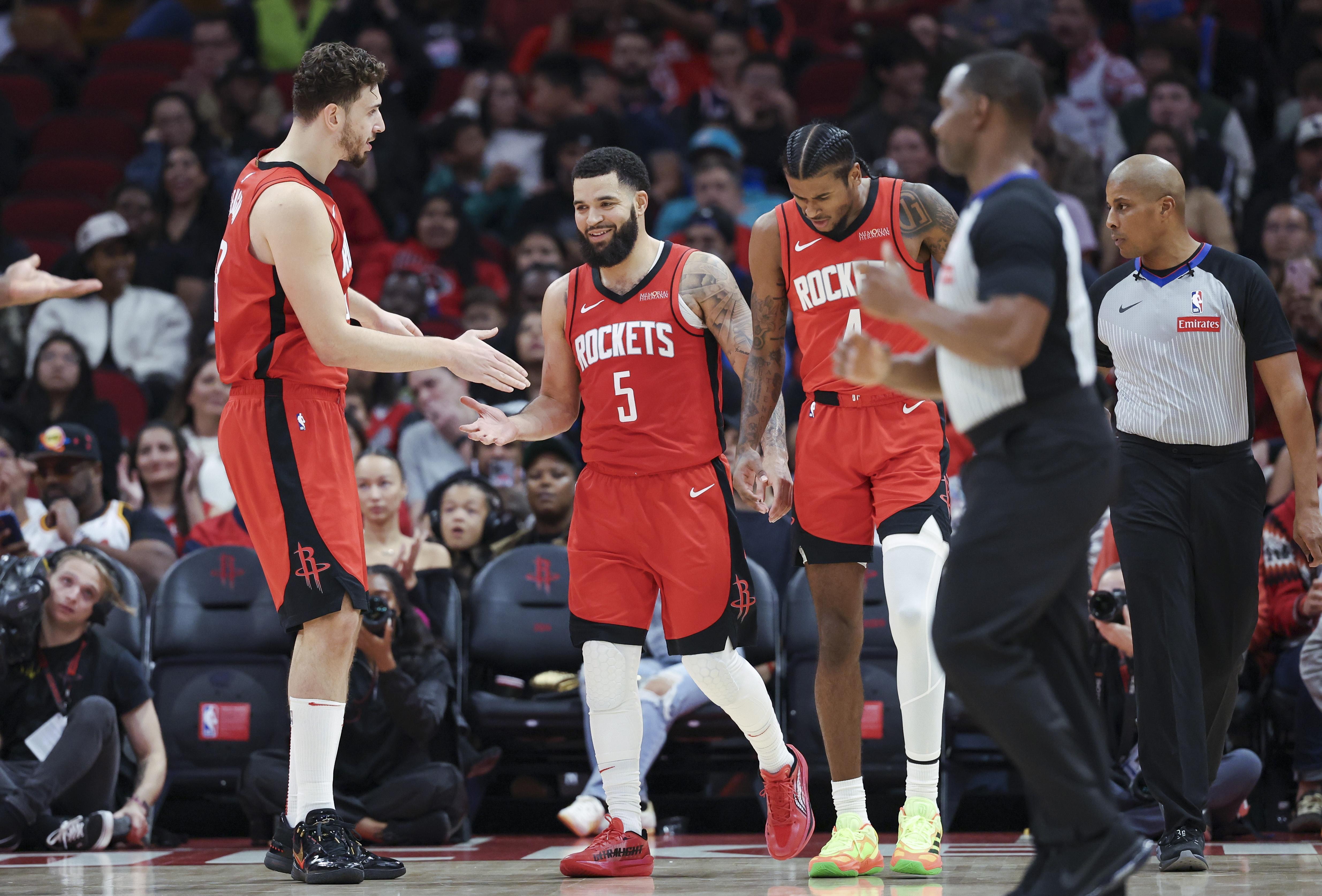 NBA常规赛今晨再迎强敌，皇家社会完成体检，主帅态度：引发热议，团队化学反应显著 