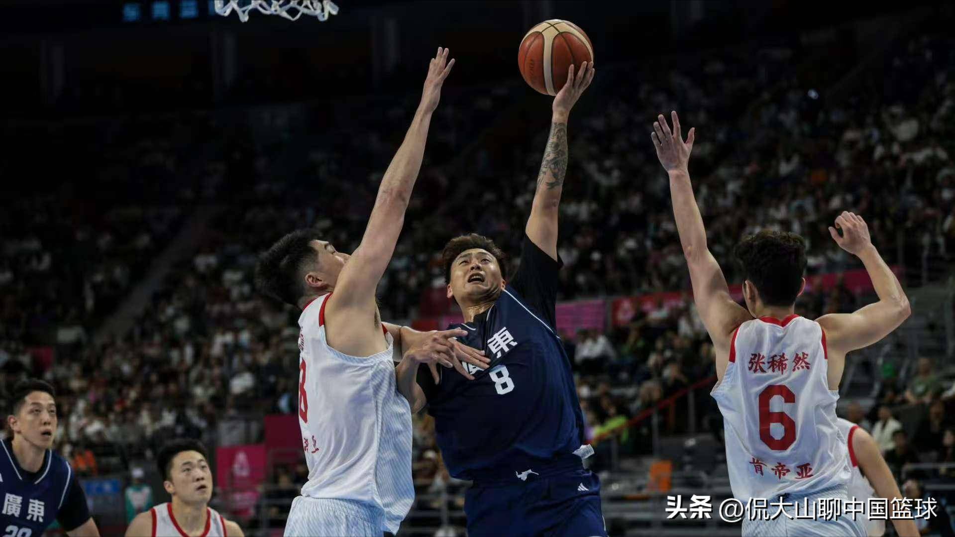 深圳男篮发布备战花絮，关键时刻防线松动，CBA季后赛任务艰巨，更衣室氛围转暖的简单介绍