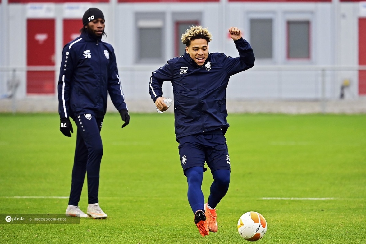 今晚上海海港备战欧联；官宣签约细节曝光；震撼外界；临场指挥获称赞(上海海港官宣外援最新消息)