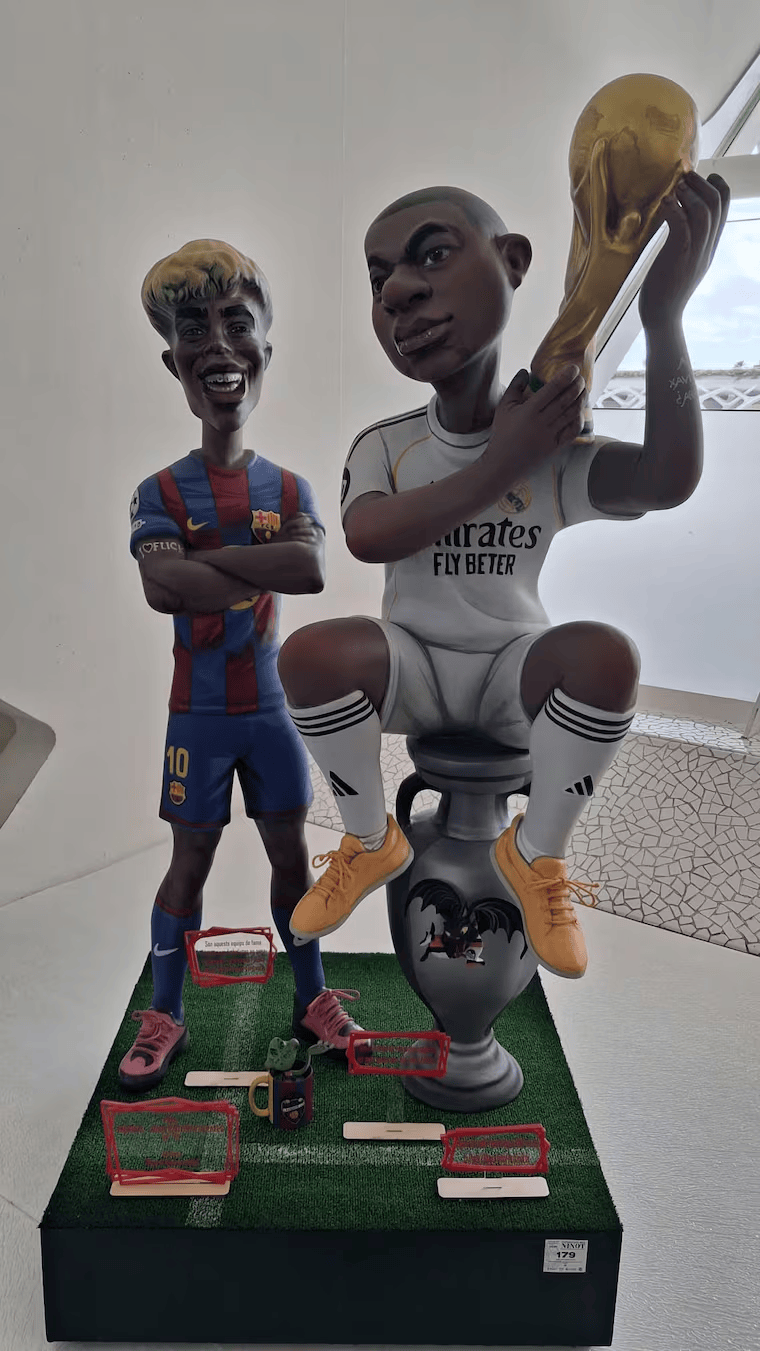 包含里程碑夜纽卡斯尔单刀错失姆巴佩在巴塞罗那比赛中伤愈复出之后，瓦伦西亚队长鼓劲备战法甲的词条